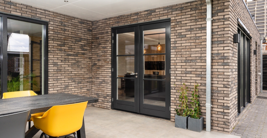 Zicht op buiten met terrasdeuren van Weekamp