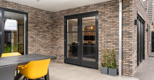 Zicht op buiten met terrasdeuren van Weekamp